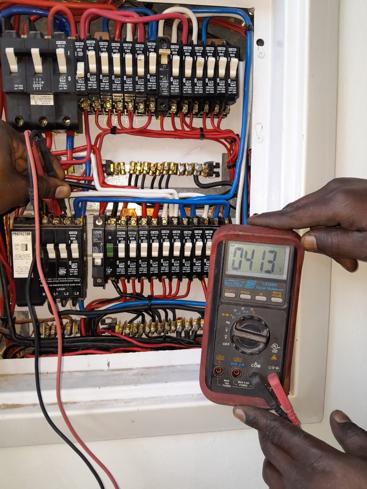 On-site fault finding & live circuit testing